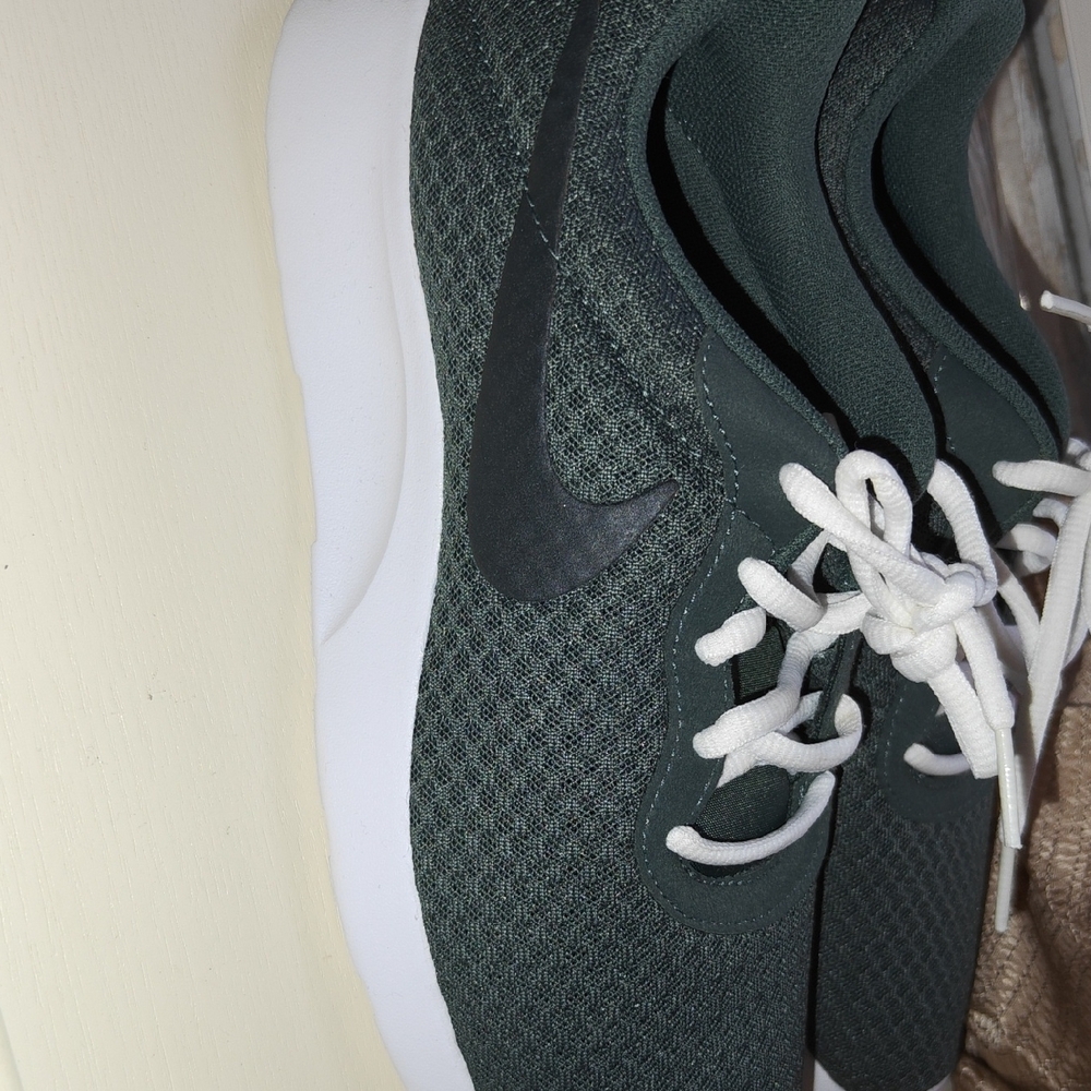 Nike Women's Dark Green Mesh Sneakers with White Laces - Picture 5 of 6